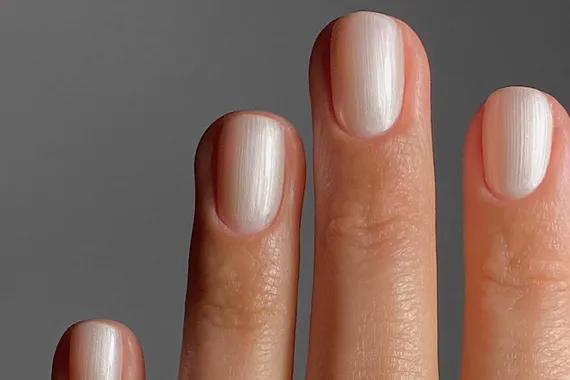 11 идей жемчужного маникюра, который можно сделать в декабре-2025