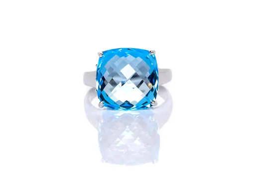 Великолепный цвет и стильный внешний вид делают голубой топаз прекрасным украшением для браслетов, подвесок и колец