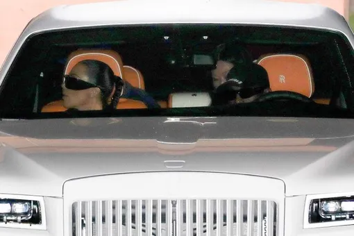 Ким Кардашьян и Канье Уэст в машине