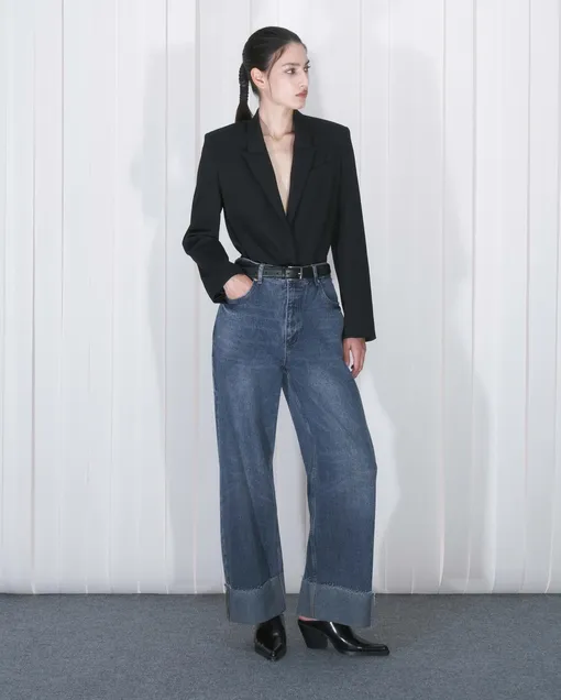 Стилизуйте широкие джинсы с пиджаком