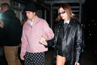 Была ли юбка? Дерзкий наряд Хейли Бибер поставил интернет-пользователей в тупик