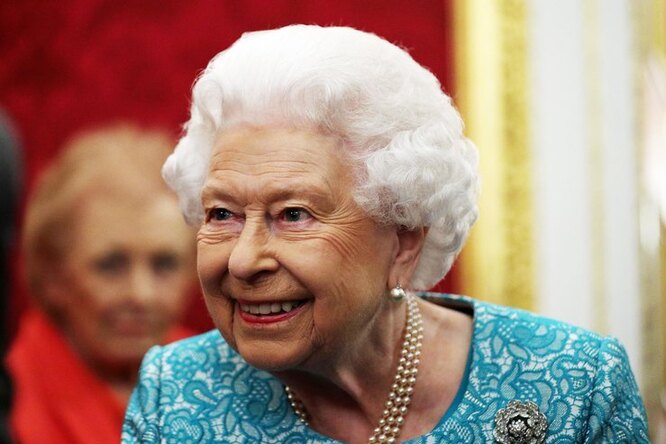 Королева Елизавета II решила отречься от престола из-за сына