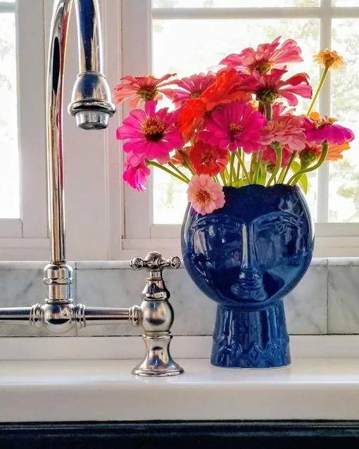 Синяя ваза для цветов