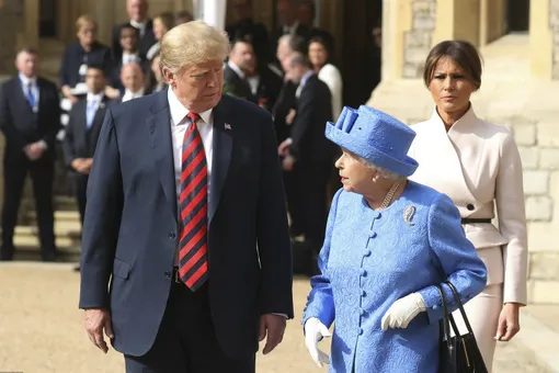 Торжество пыльной розы: Дональд и Мелания Трамп на встрече с Елизаветой II