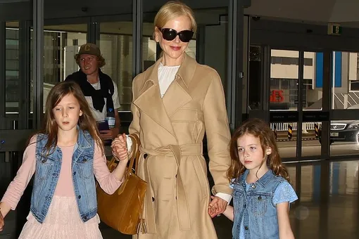 Редкий кадр: Николь Кидман с подросшими дочерьми в аэропорту Сиднея