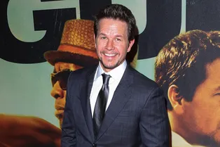 Марк Уолберг только что окончил школу?