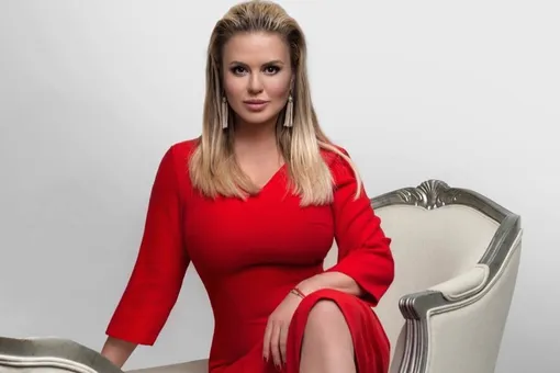 Анна Семенович представила фанатам откровенную фотосессию в белье и купальнике