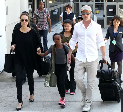 Анджелина Джоли и Брэд Питт с дочерью Захарой