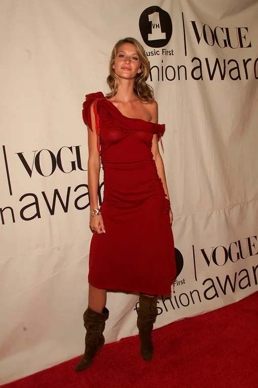 Жизель Бюндхен на премии Vogue Fashion Awards, 2001