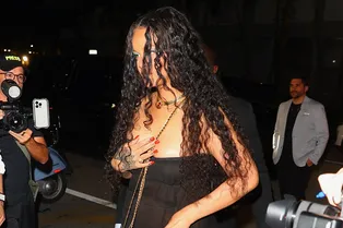 Похудевшая Рианна вышла в свет в прозрачном платье