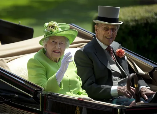 Королева Елизавета II и принц Филипп на скачках Аскот-2017