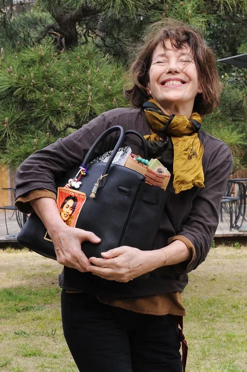 Фото Джейн Биркин с сумкой Birkin в 2013 году