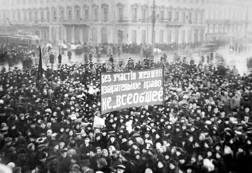 В 1917 году в России тысячи женщин вышли на демонстрацию, которая привела к появлению 8 марта