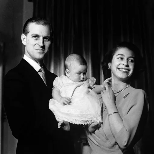 Королева Елизавета II и принц Филипп с сыном, 1949
