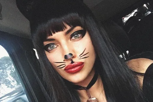 Ирина Шейк отметила Хэллоуин в костюме черной кошки