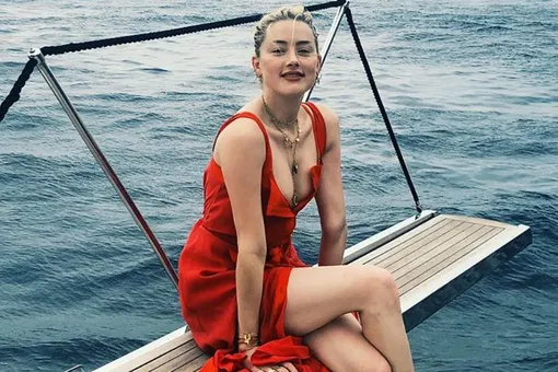 Эмбер Херд в алом платье с глубоким декольте поплавала на яхте в Италии