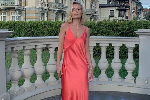 Полина Гагарина позировала в изящном шелковом платье