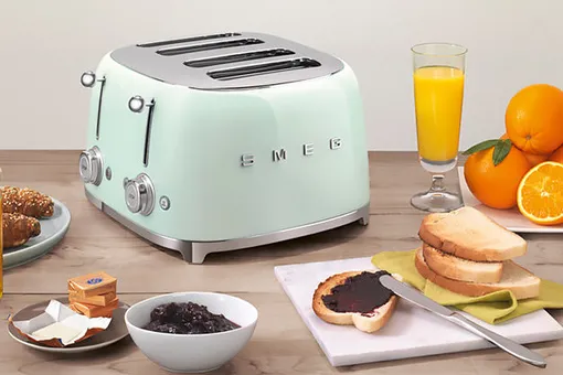 Маленькая роскошь: Smeg представили новый тостер из серии «Стиль 50х»