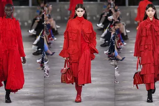 Женщина в красном платье: 25 великолепных образов с показа Valentino в Токио