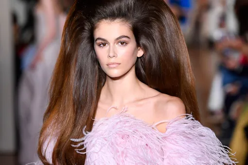 Кайя Гербер сразила гостей показа Valentino в пышном розовом платье из перьев Кайя Гербер сразила гостей показа Valentino в пышном розовом платье из перьев