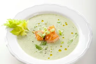 Суп из моцареллы с семгой и зеленью