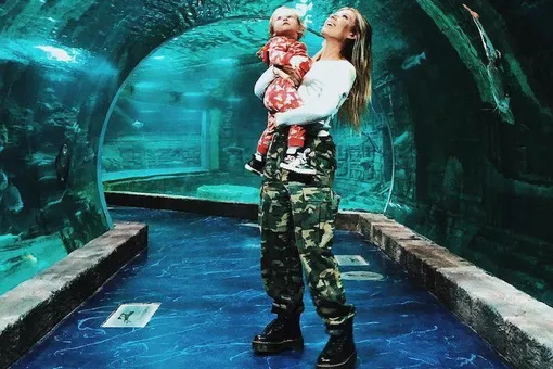 Рита Дакота сводила дочь в океанариум в Москве