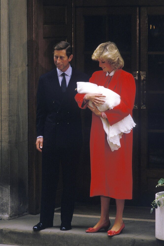 Принцесса Диана и Принц Чарльз с принцем Гарри