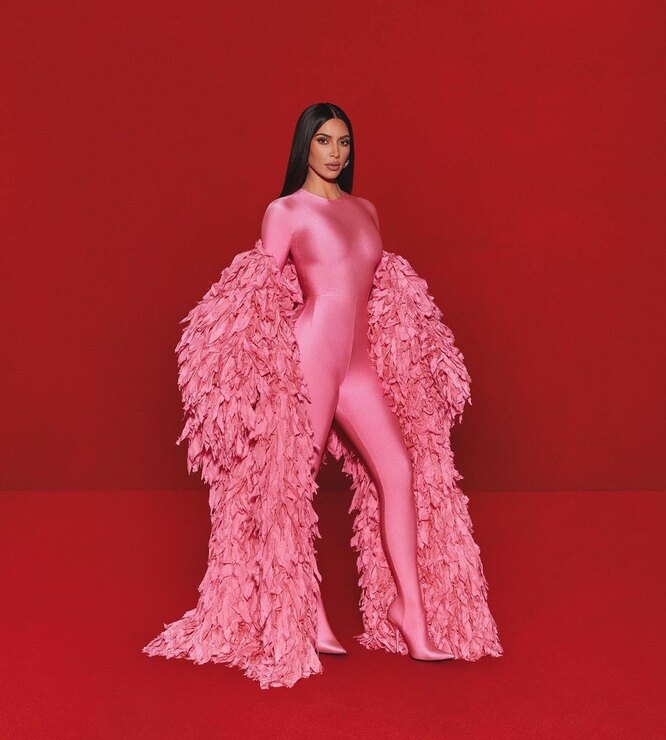 Ким Кардашьян в розовой шубе с перьями