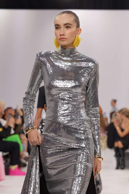 Стильные серебряные платья на Новый год-2024