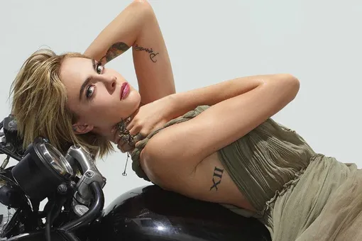 Кара Делевинь позировала на мотоцикле в новой фотосессии Dior