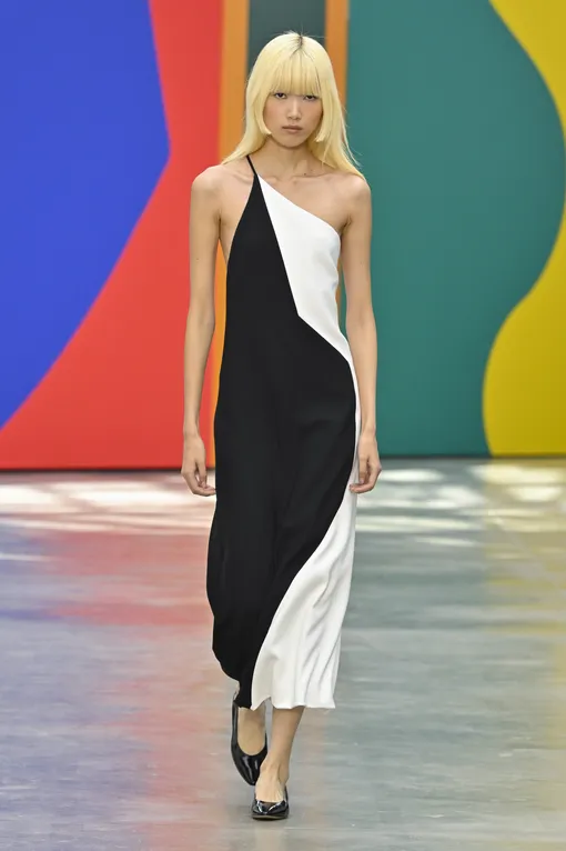 модное платье на одно плечо