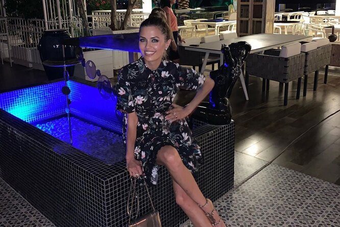 Виктория Боня позировала в коротком цветочном платье в Турции