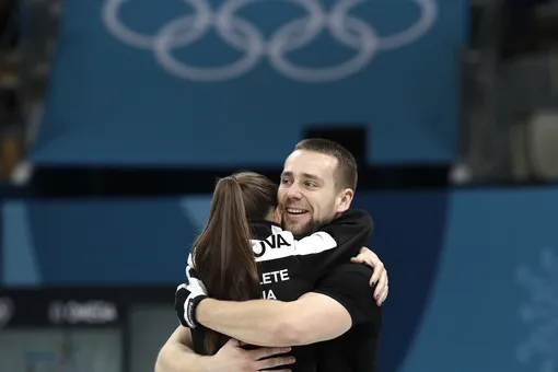 Семейная пара выиграла первую в истории России олимпийскую медаль в керлинге