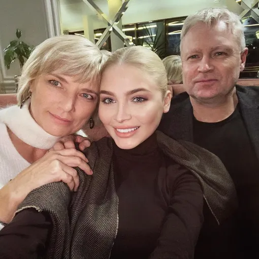 Алена Шишкова с родителями