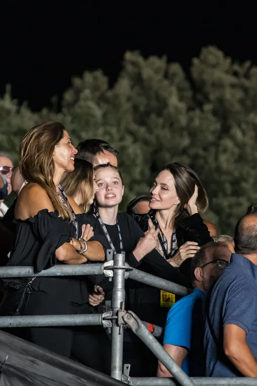 Шайло и Анджелина Джоли на концерте