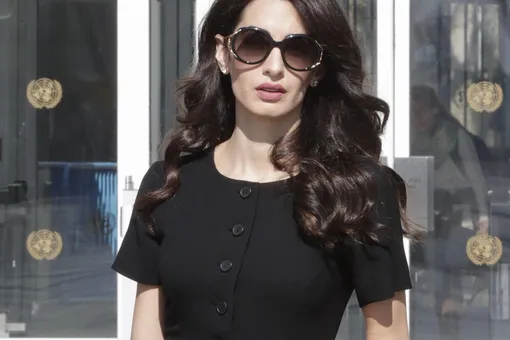 Амаль Клуни подчеркнула фигуру элегантным черным платьем