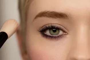 5 идей макияжа глаз на выпускной 2024 от визажиста