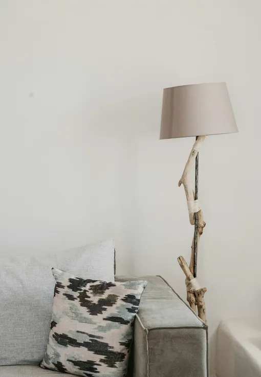 Напольная лампа с декором из дерева