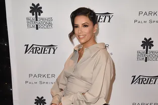 «Вытягивающие» рост брюки и рубашка со стройнящим эффектом: Ева Лонгория нашла идеальный комплект, способный подчеркнуть фигуру