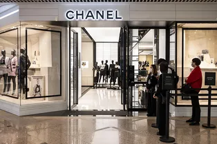 Россиянке, купившей сумку Chanel в Дубае, запретили носить аксессуар в родной стране Россиянке, купившей сумку Chanel в Дубае, запретили носить аксессуар в родной стране
