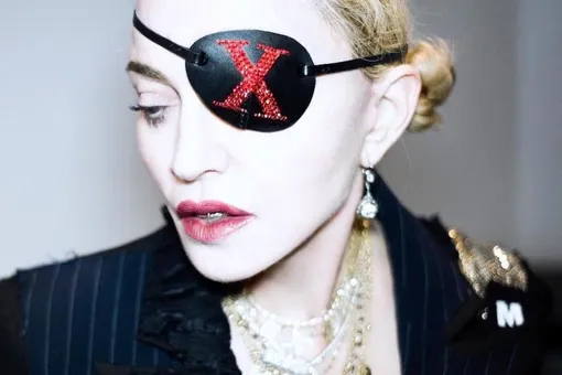Мадонна страстно поцеловалась с молодым рэпером в новом клипе Medellín