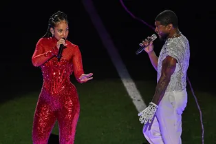 Ашер едва не упал со сцены во время выступления на Superbowl Halftime Show Ашер едва не упал со сцены во время выступления на Superbowl Halftime Show