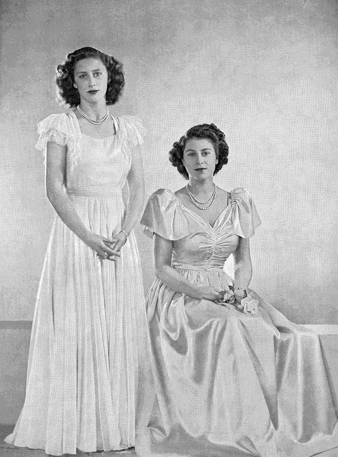 Принцесса Маргарет и королева Елизавета II в 1946 году