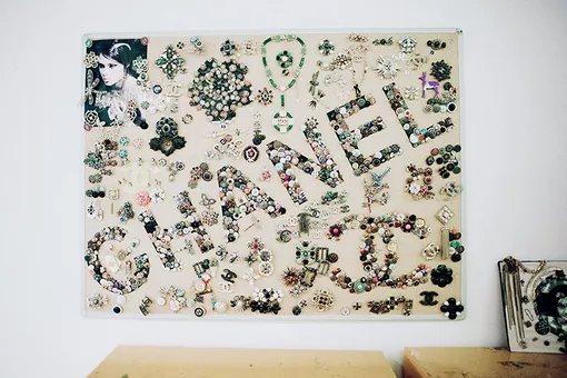 Эта невероятная картина сделана целиком и полностью из изделий ателье Desrues