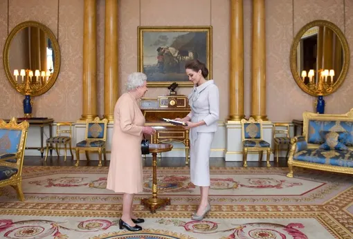 Елизавета II и Анджелина Джоли Елизавета II и Анджелина Джоли