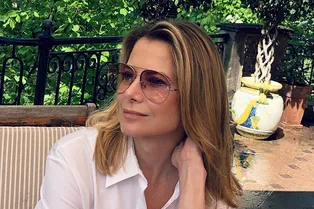 46-летняя Юлия Высоцкая подчеркнула идеальный загар белым мини