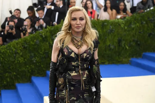 Эпатаж у нее в крови: Мадонна выложила селфи с голой грудью