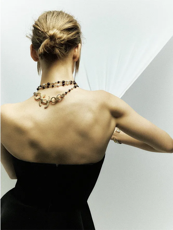 Платье из шелка, полиэстера, вискозы и эластана Vika Gazinskaya; металлические браслеты со стразами Chanel; металлическое колье с жемчугом и стразами Chanel