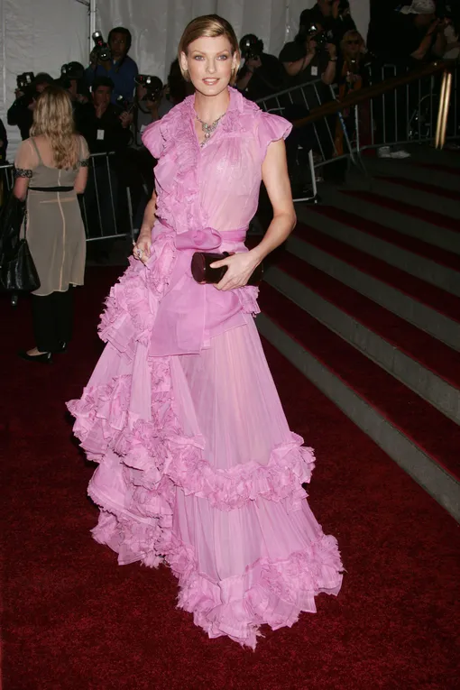 Линда Евангелиста на Met Gala в 2006 году