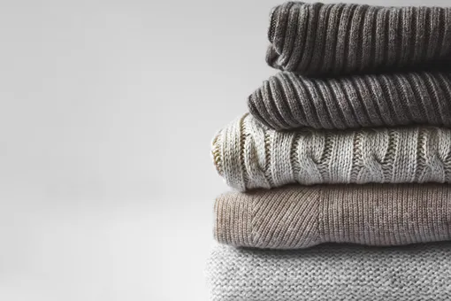 Больше не вешайте никогда свитеры и другую вязаную одежду! Как правильно хранить трикотажные вещи в шкафу